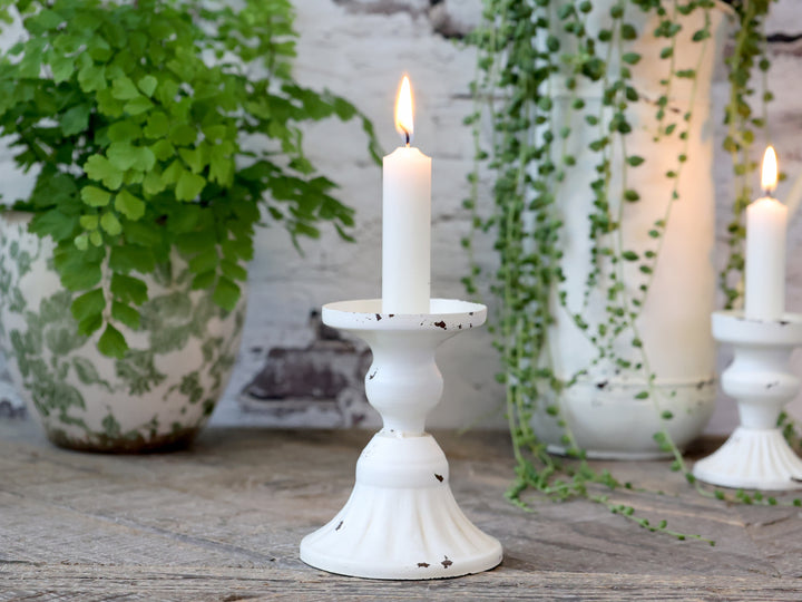 Chic Antique Kerzenständer Antique Creme Eisen mit brennender Kerze auf Holztisch dekoriert