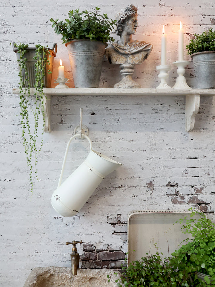 Chic Antique Kerzenhalter Antique Creme im Shabby Chic Stil kombiniert mit Blumentöpfen und Büste