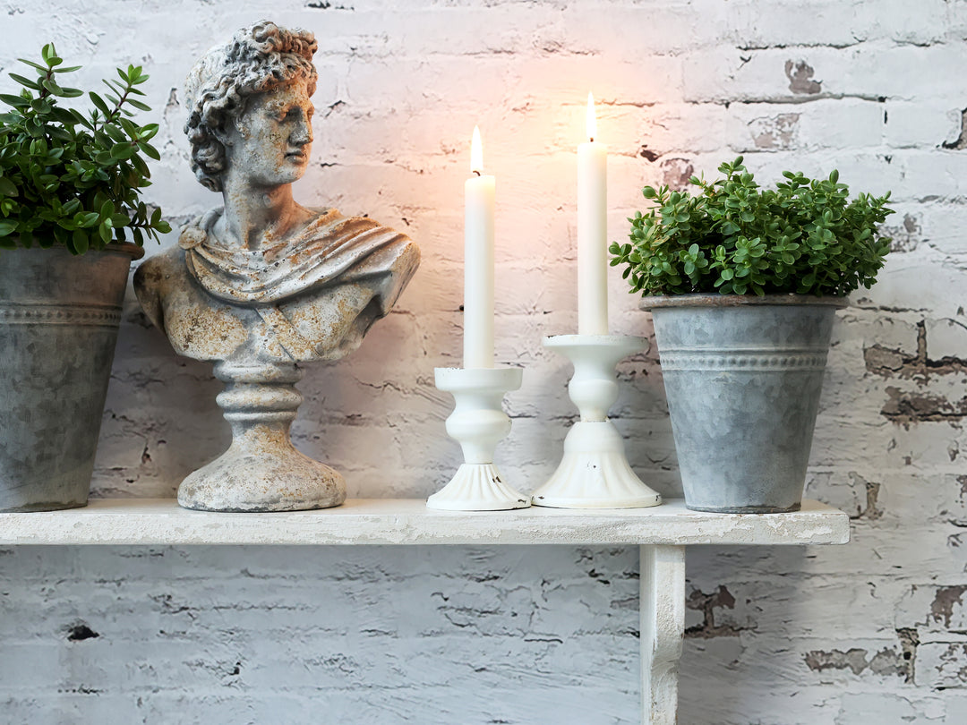 Chic Antique Kerzenständer Antique Creme Eisen mit Stabkerze auf Wandregal im Vintage Stil dekoriert