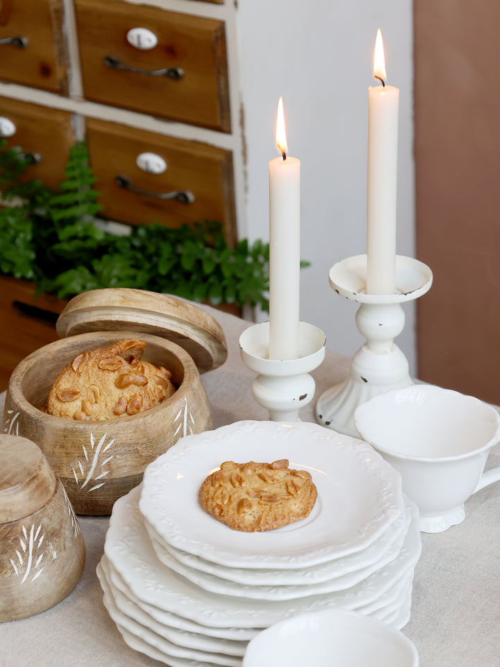Chic Antique Kerzenhalter Antique Creme aus Eisen als Tischdekoration mit Geschirr und Holzaccessoires