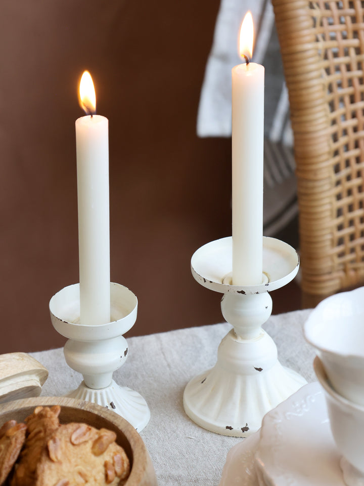 Chic Antique Kerzenständer Antique Creme aus Eisen mit brennender Stabkerze auf dekoriertem Tisch im Landhausstil