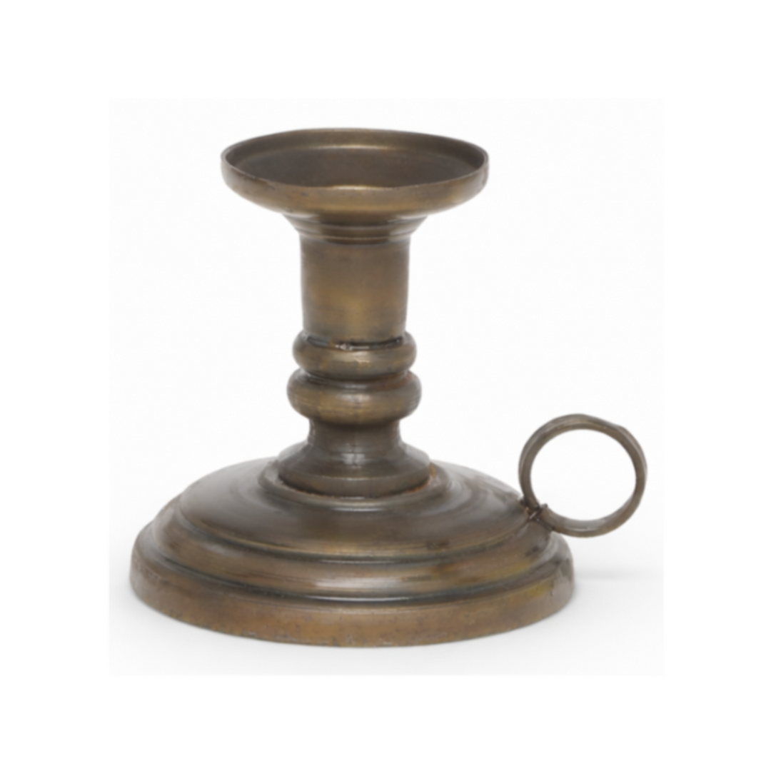 Chic Antique Kammerleuchter Antique Messing aus Eisen mit Griff im Vintage Landhausstil freigestellt auf dunklem Hintergrund