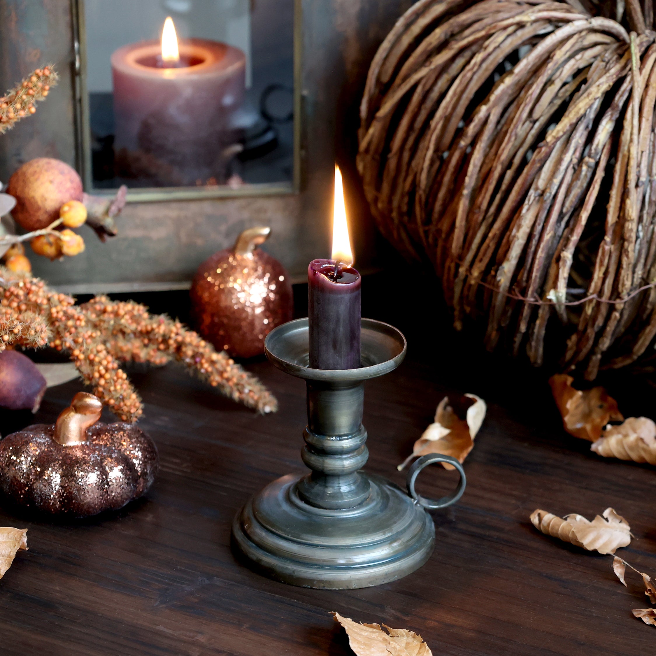 Chic Antique Kammerleuchter aus Eisen in Antique Messing mit brennender Stabkerze, dekoriert im herbstlichen Ambiente mit Kürbissen und Naturmaterialien