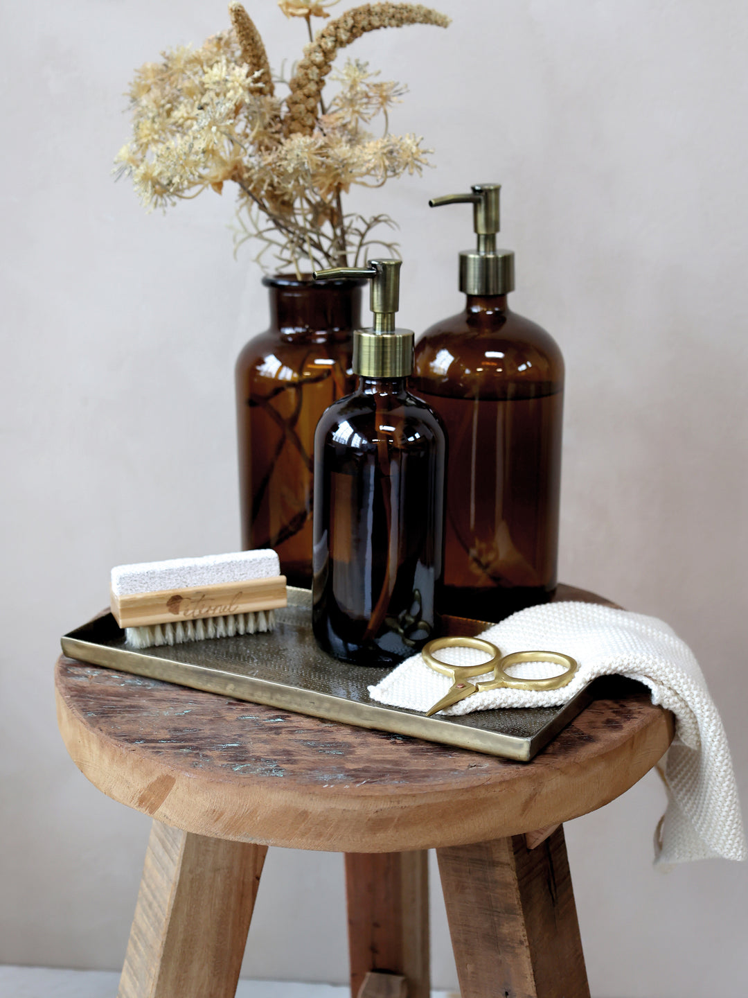 Chic Antique Apothekergläser aus braunem Glas im Vintage Stil dekoriert auf Tablett mit Trockenblumen im Landhausstil