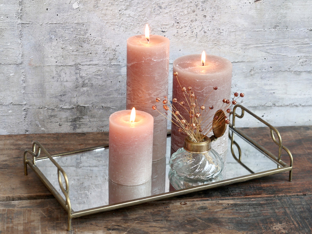 Chic Antique Tablett mit Spiegelglas und Metallrahmen in Antique Messing dekoriert mit Kerzen und Vase