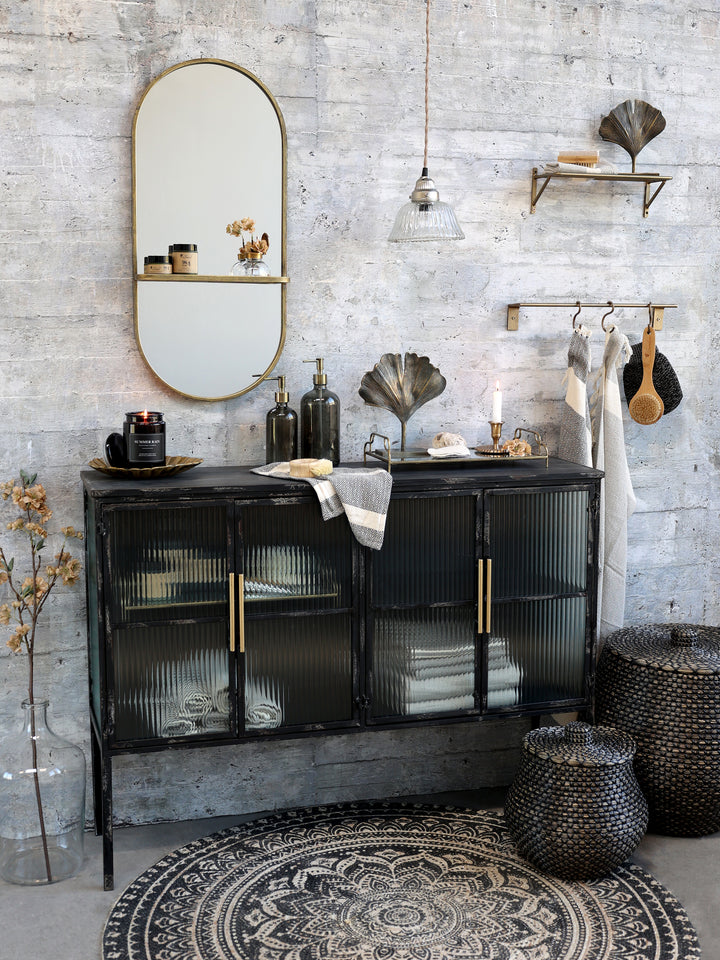 Vintage Spiegeltablett von Chic Antique auf Sideboard dekoriert im Industrial Landhausstil Badezimmer