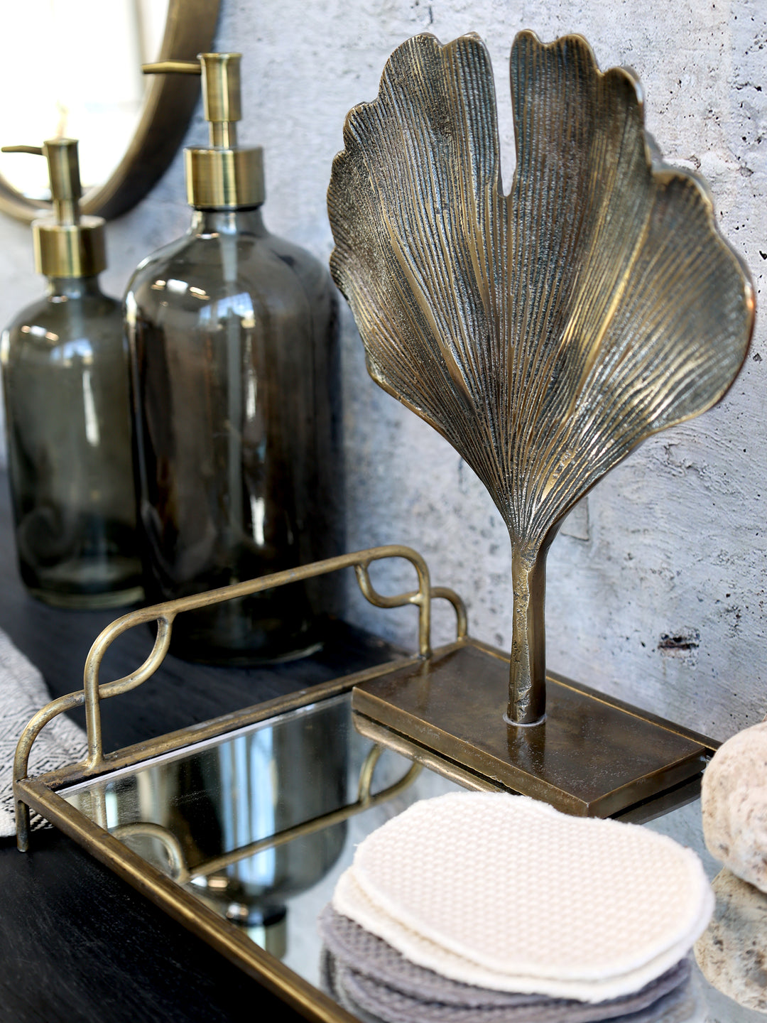 Dekoratives Chic Antique Spiegeltablett aus Messing mit Spiegelglas als Ablage für Badaccessoires im Landhausstil