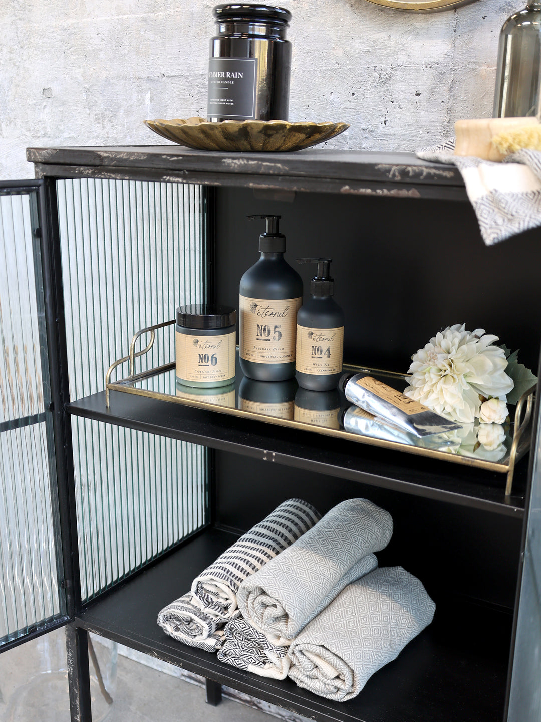 Chic Antique Spiegeltablett mit Henkel in Antique Messing dekoriert mit Seifenspender und Kerze im Vintage Badezimmer