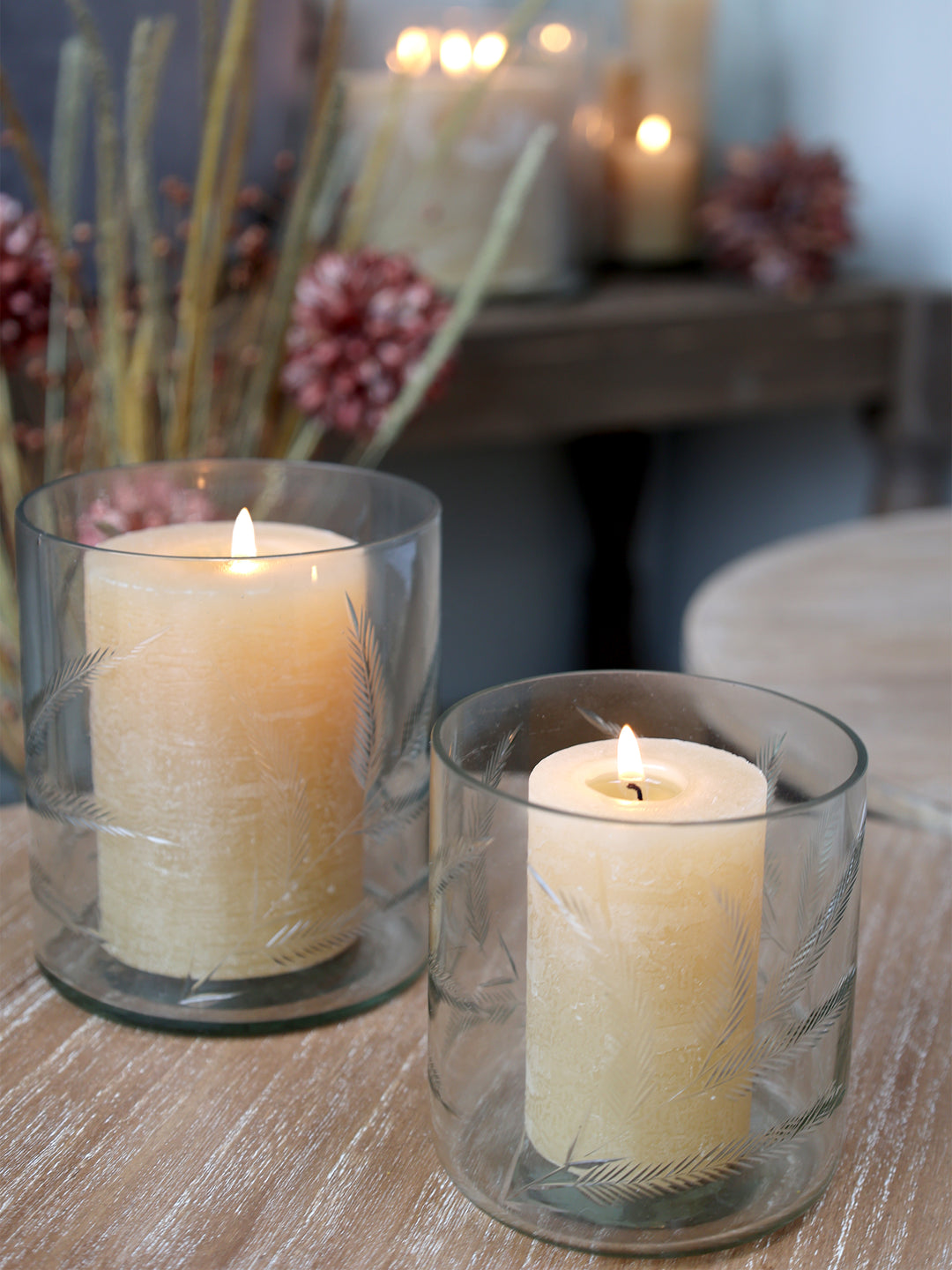 Chic Antique Windlicht aus transparentem Glas mit Schliff und Stumpenkerze auf Holztisch dekoriert
