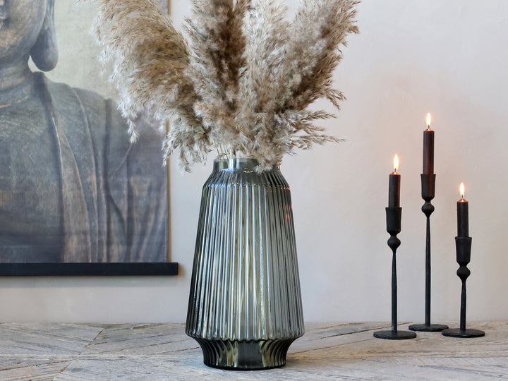 Große Chic Antique Vase mit Rillen aus Glas in Kohle dekoriert mit Pampasgras