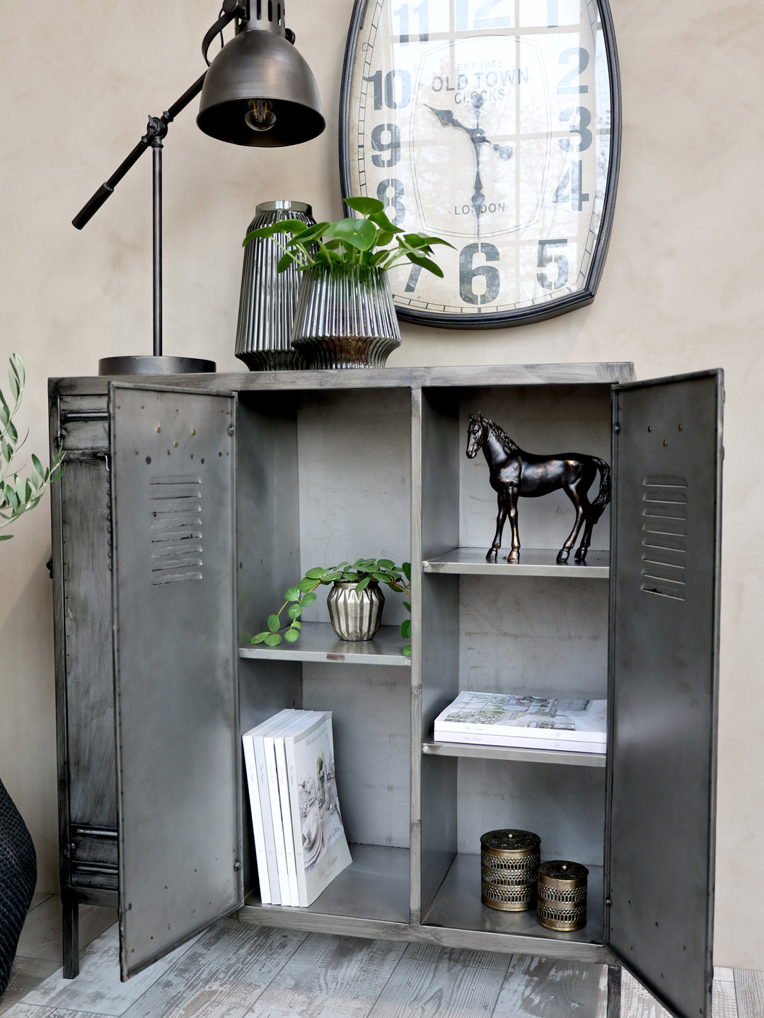 Chic Antique Glasvase mit Rillen in Kohle mit grüner Pflanze dekoriert im Vintage Wohnstil
