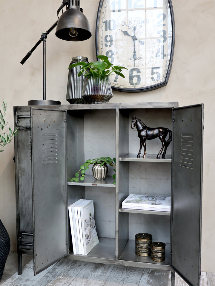 Chic Antique Glasvase mit Rillen in Kohle mit grüner Pflanze dekoriert im Vintage Wohnstil
