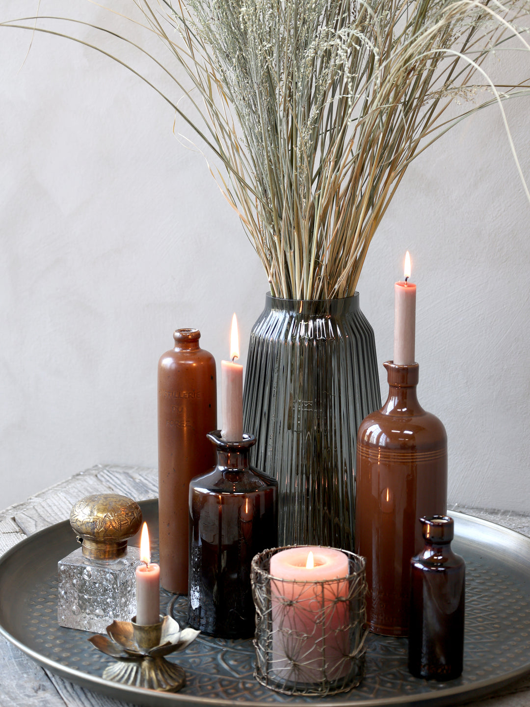 Chic Antique Glasvase mit Rillen in Kohle dekoriert mit Trockenblumen auf Tablett im Landhausstil