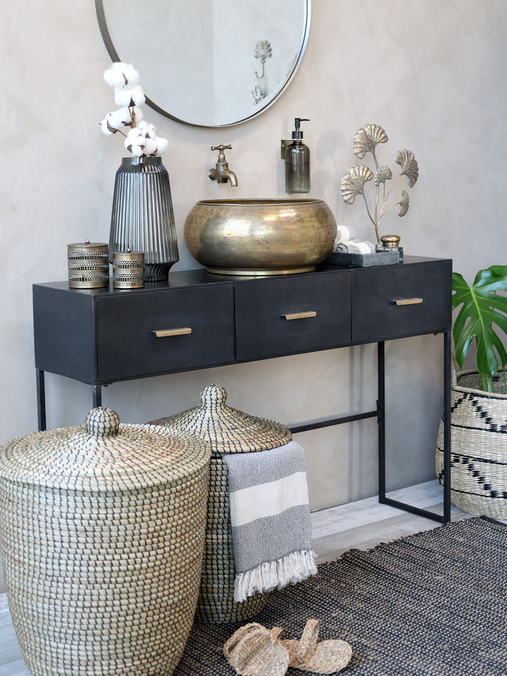Chic Antique Vase mit Rillen aus Glas in Kohle dekoriert mit Baumwollzweigen im skandinavischen Wohnstil