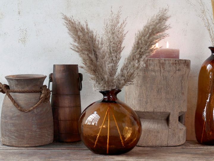 Braune Glasvase von Chic Antique mit Pampasgras dekoriert im Vintage Landhausstil
