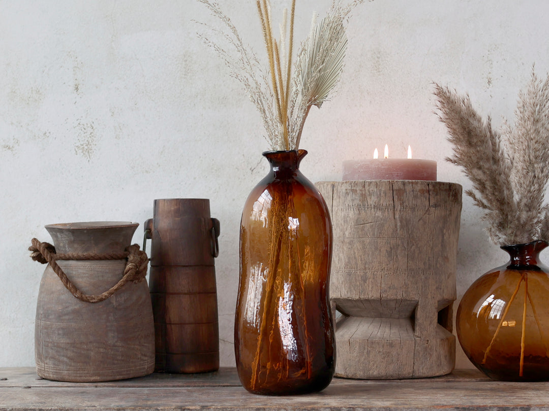 Chic Antique Vase braunes Glas mit Trockenblumen dekoriert im Vintage Landhausstil