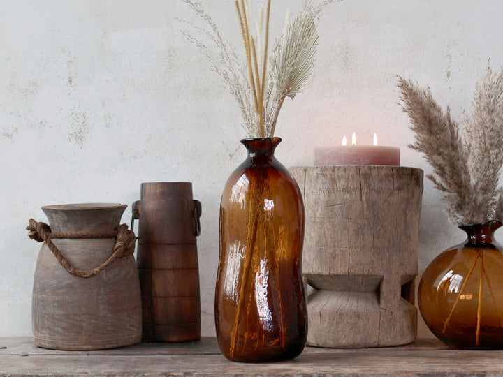 Chic Antique Vase braunes Glas mit Trockenblumen dekoriert im Vintage Landhausstil