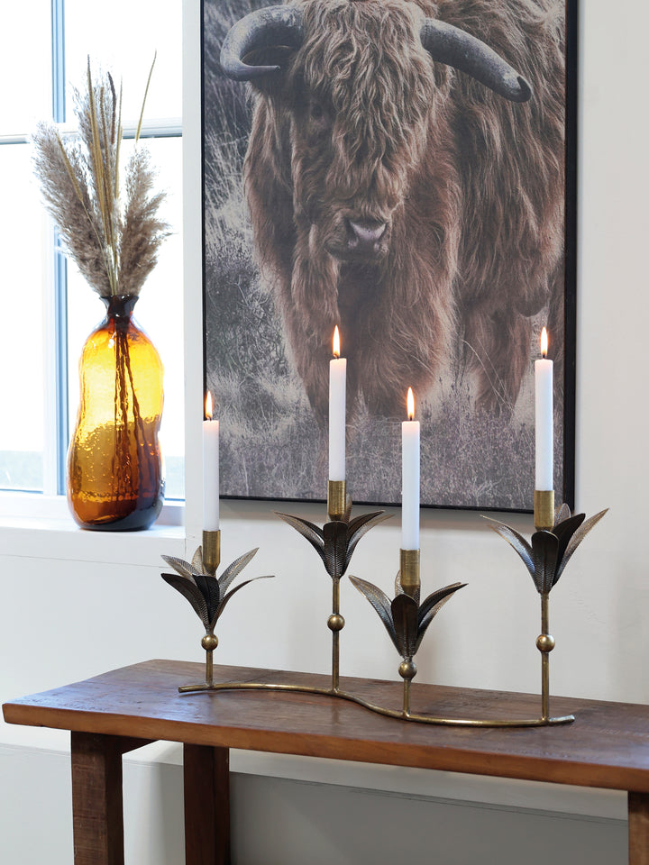 Braune Glasvase von Chic Antique mit Trockenblumen auf Fensterbank im Landhausstil