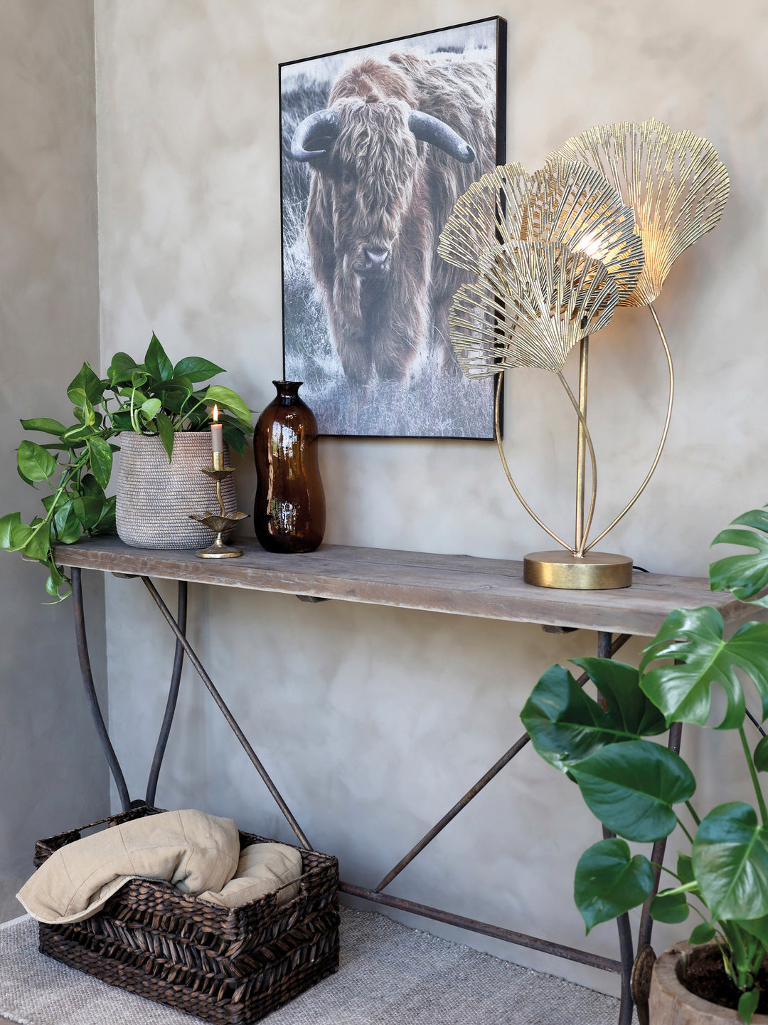 Chic Antique Vase aus braunem Glas als Dekoration auf Konsole im skandinavischen Wohnstil