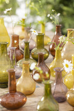 Ib Laursen Vasen Anemone Set aus mundgeblasenem Glas in verschiedenen Farben mit Wiesenblumen dekoriert