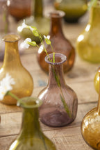 Ib Laursen Vase Anemone mit Grübchen aus mundgeblasenem Glas in Lila mit kleiner Blume dekoriert