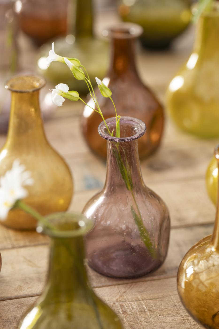 Ib Laursen Vase Anemone mit Grübchen aus mundgeblasenem Glas in Lila mit kleiner Blume dekoriert