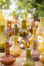 Ib Laursen Vasen Set Anemone aus mundgeblasenem Glas mit kleinen Blumen dekoriert im skandinavischen Landhausstil