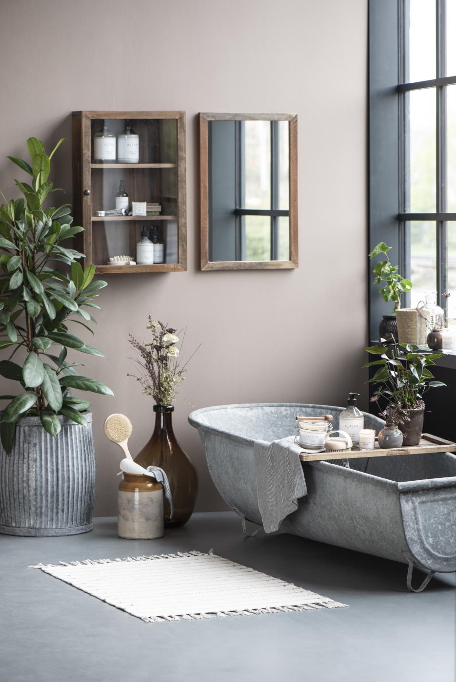 Brauner Glasballon von Ib Laursen als Dekoration neben freistehender Badewanne im skandinavischen Badezimmer