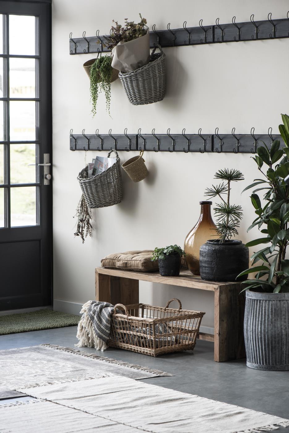 Großer brauner Glasballon von Ib Laursen als Dekoration auf Holzbank im skandinavischen Eingangsbereich