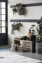 Großer brauner Glasballon von Ib Laursen als Dekoration auf Holzbank im skandinavischen Eingangsbereich