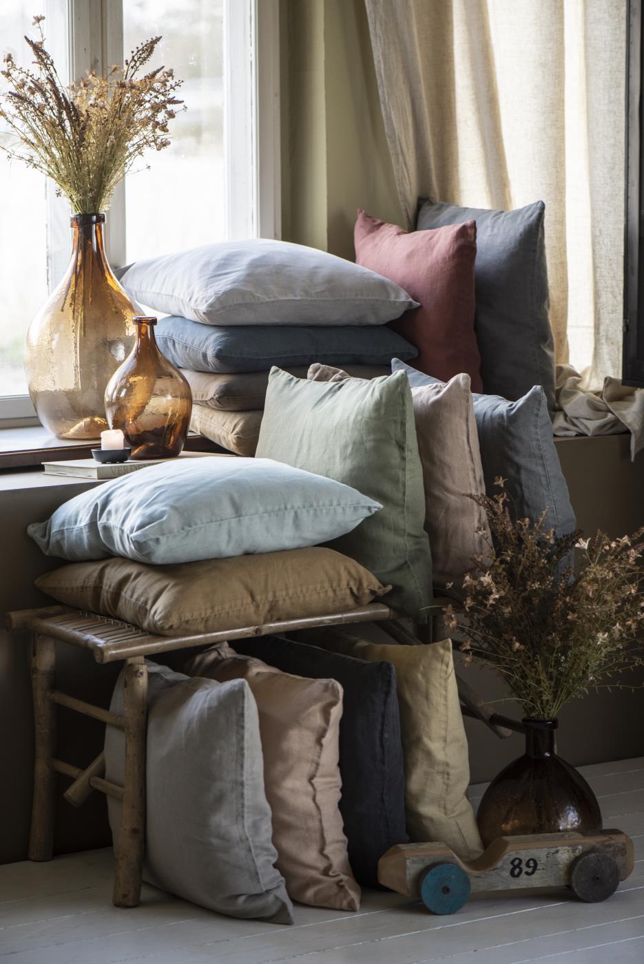 Ib Laursen Glasballon aus braunem Glas mit Trockenblumen dekoriert im Landhausstil