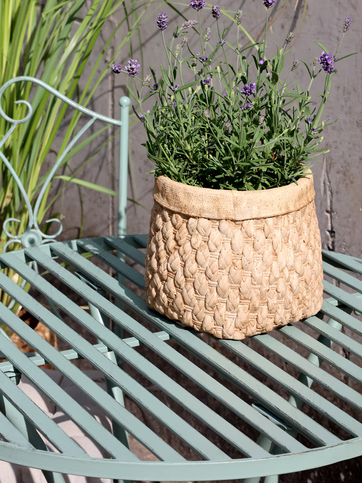 Chic Antique Bistrotisch in Antique Verte mit Lavendel im Korb auf dem Gartentisch