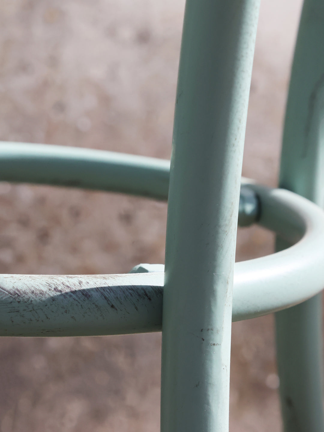 Dekoratives Eisenornament des Chic Antique Bistro Stuhls in Antique Verte