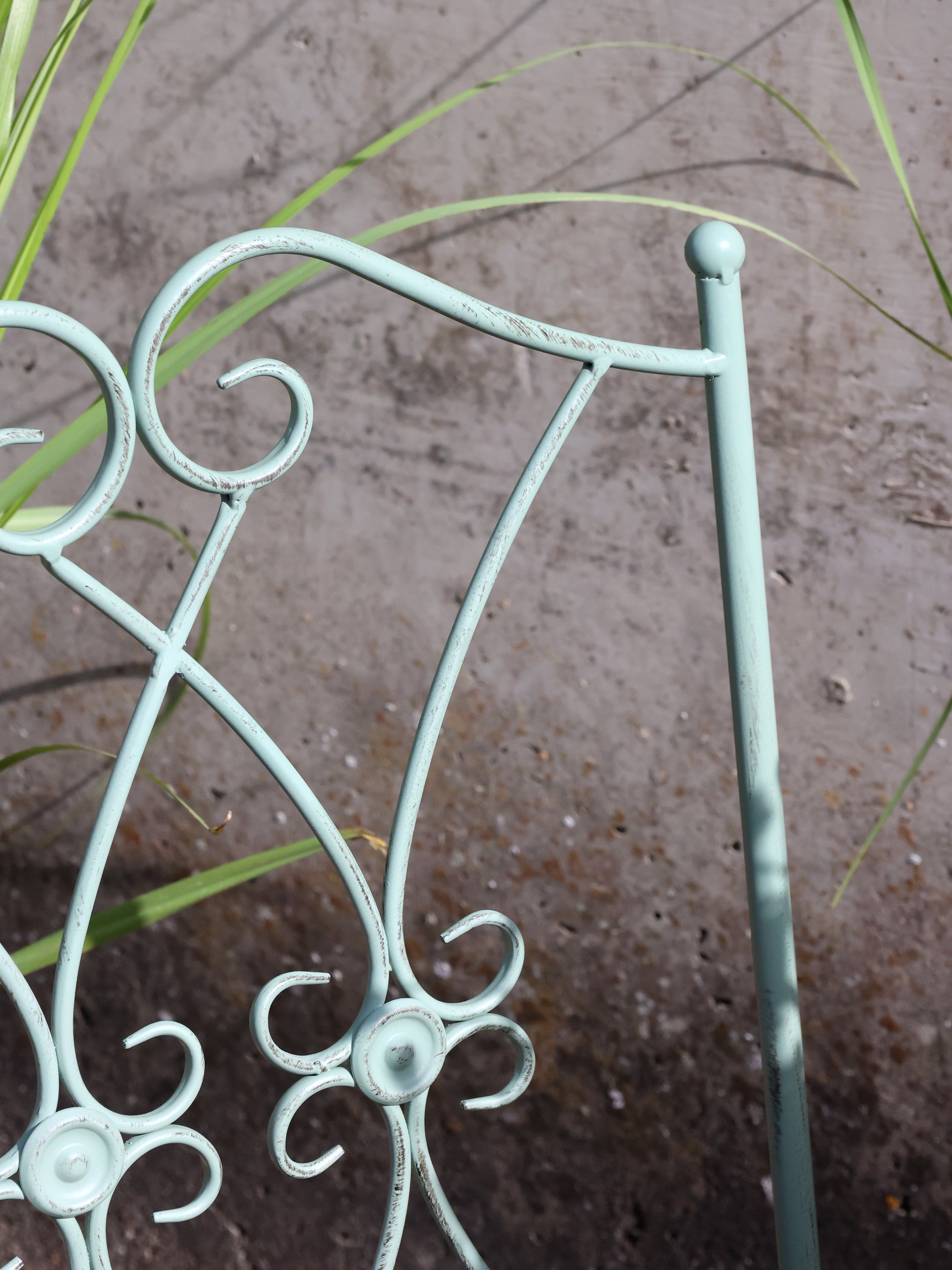 Dekoratives Eisenornament des Chic Antique Bistro Stuhls Detailaufnahme der Lehne