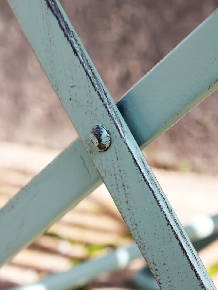 Detailaufnahme des Chic Antique Bistro Sets Antique Verte aus Eisen im Vintage Stil