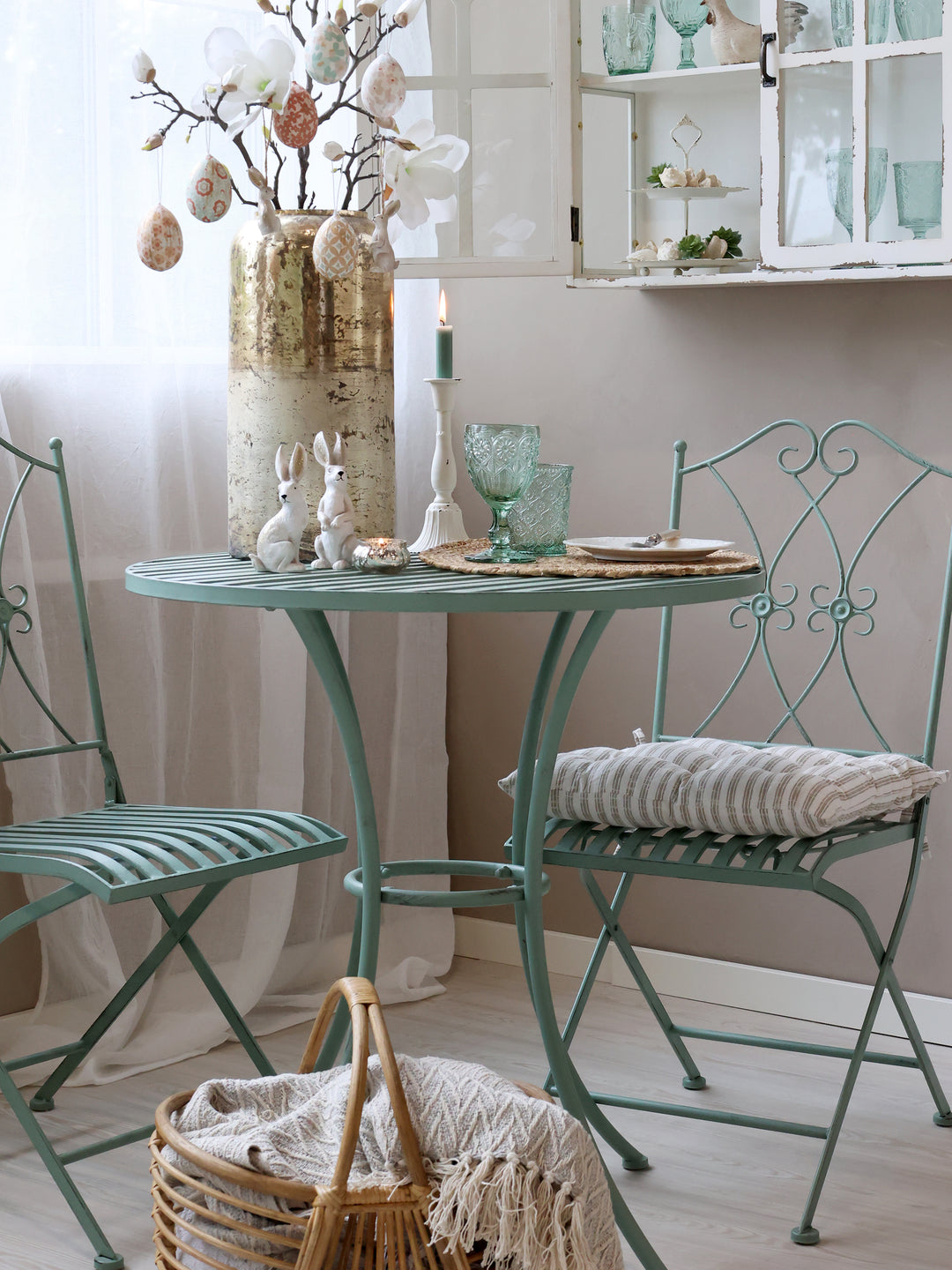 Chic Antique Bistrotisch mit zwei Stühlen in Antique Verte dekoriert im romantischen Landhausstil