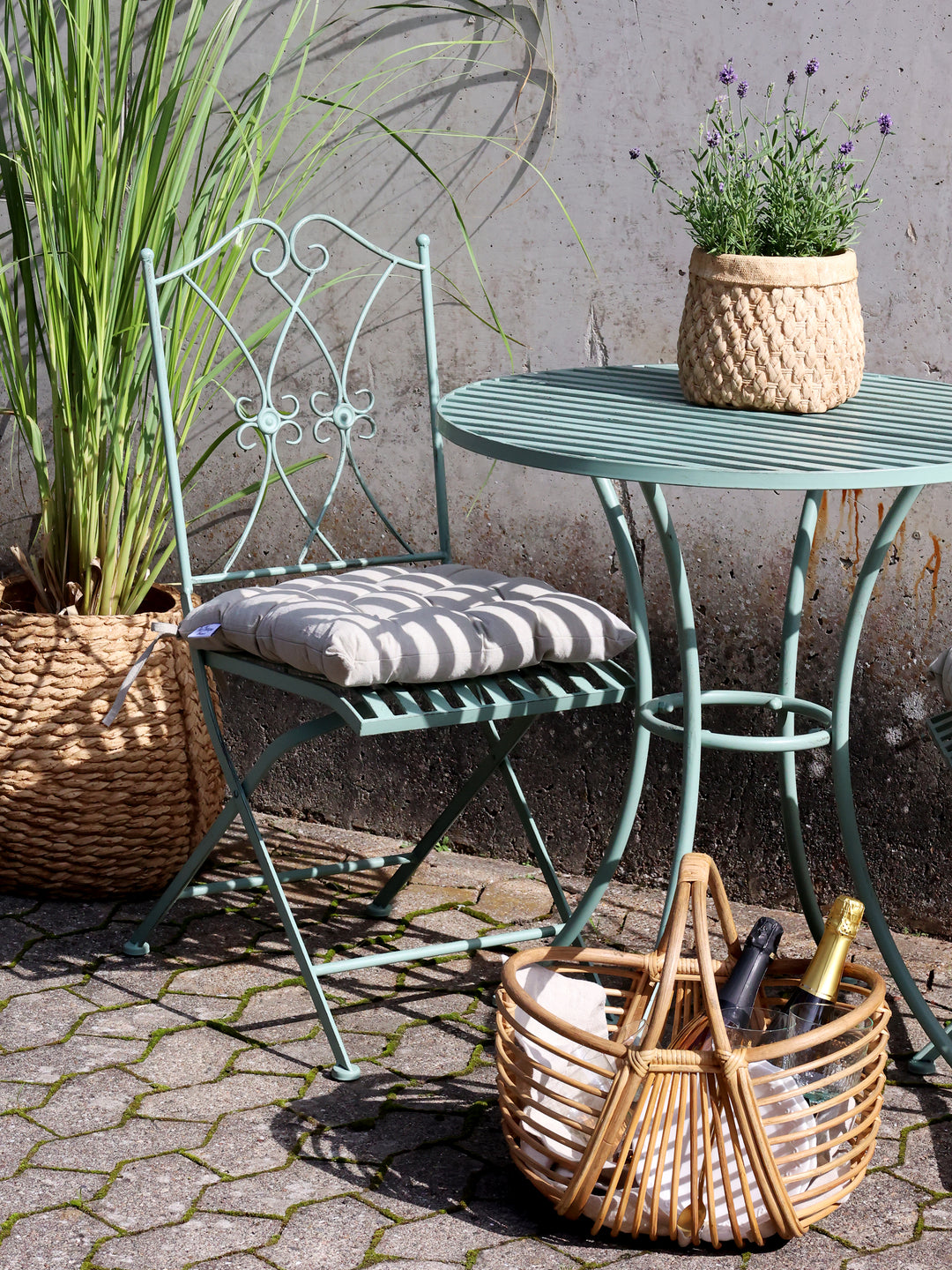 Chic Antique Bistro Set Antique Verte aus Eisen mit Pflanze und Korb auf der Terrasse