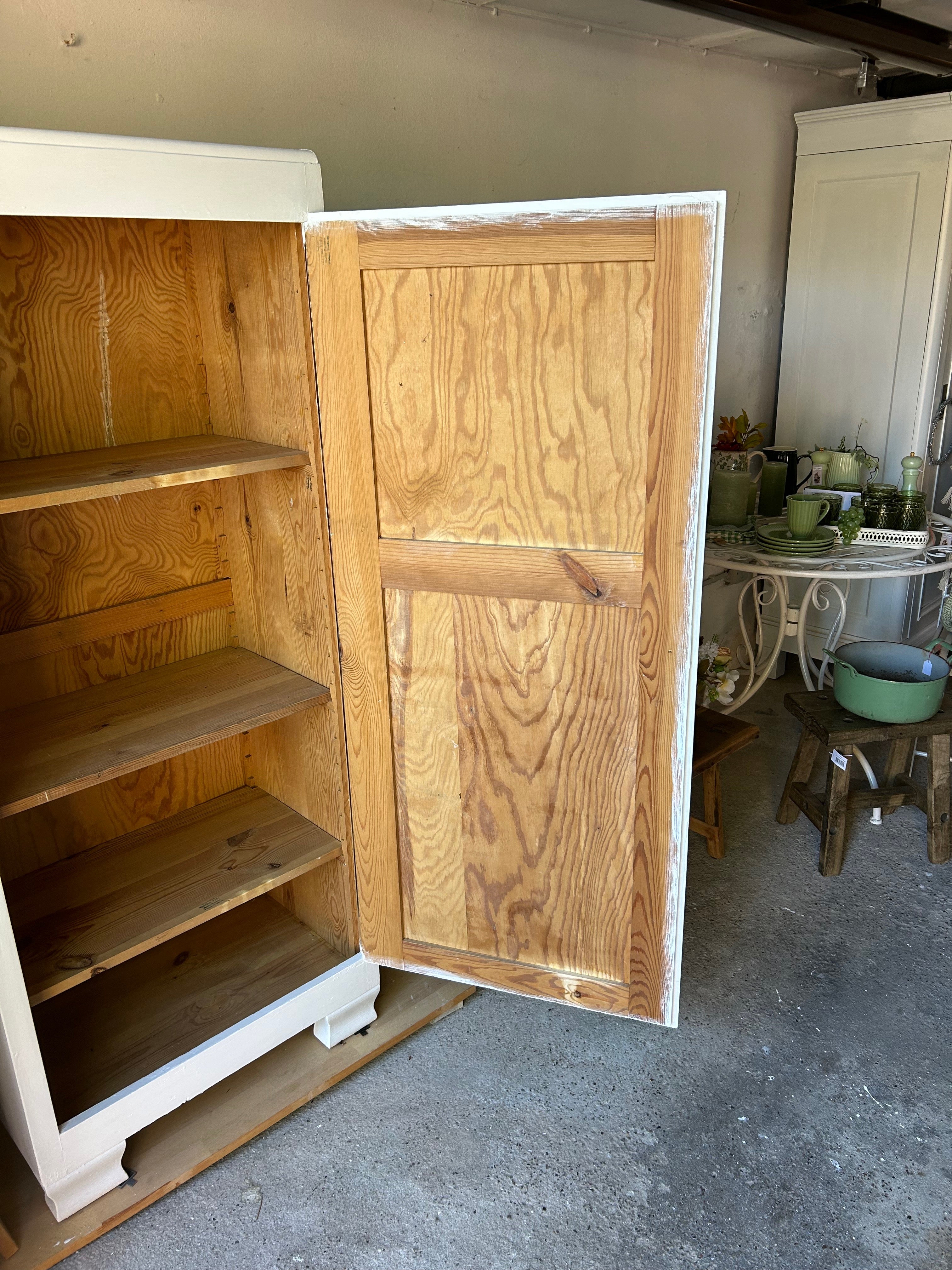 Antiker Vorratsschrank