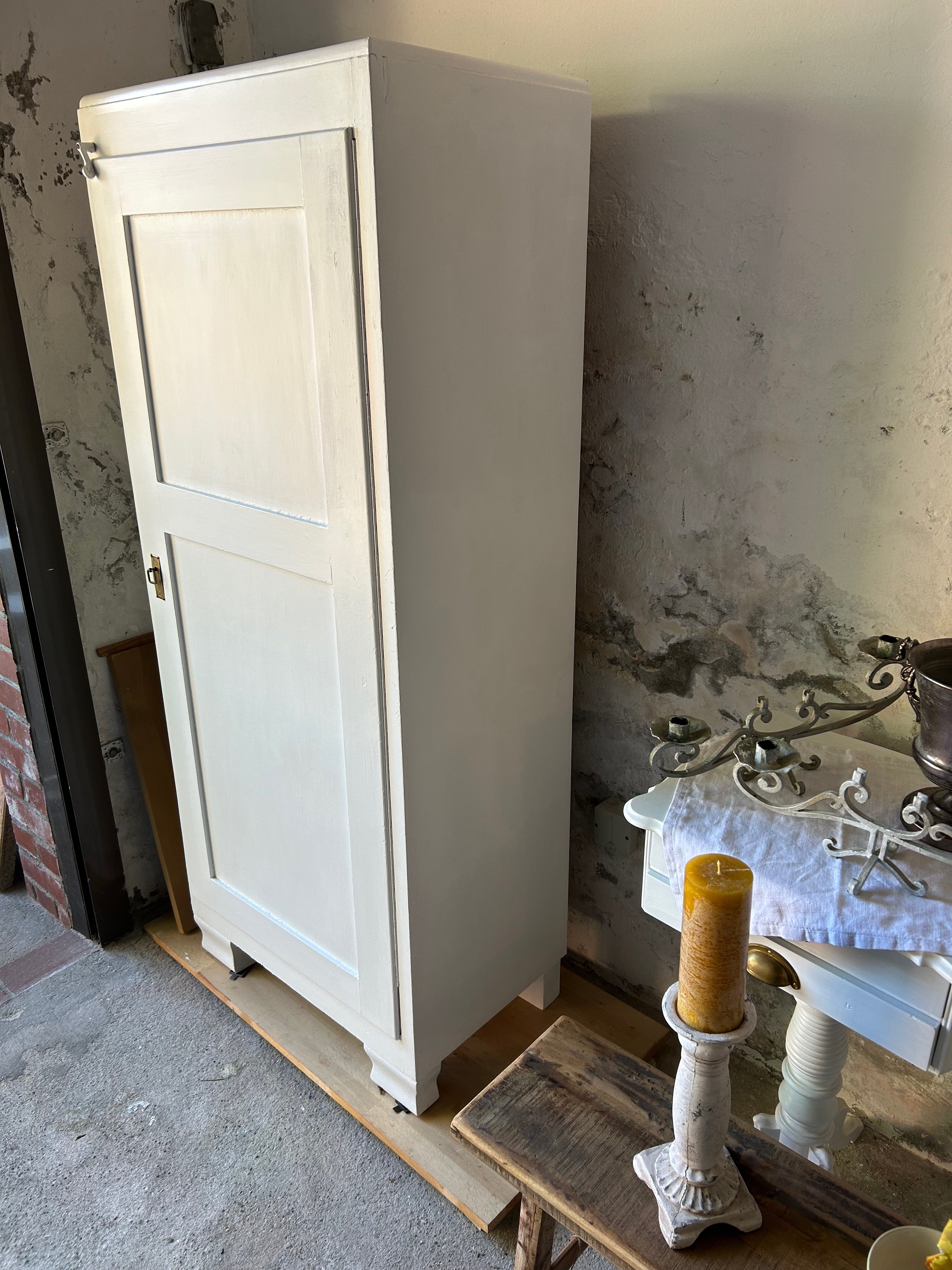 Antiker Vorratsschrank