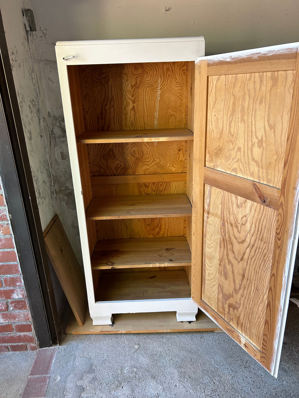 Antiker Vorratsschrank