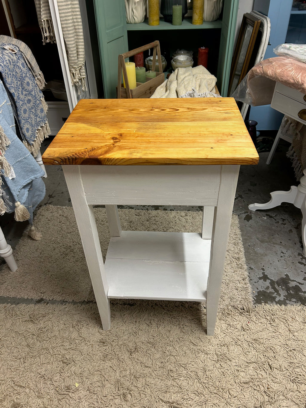 Antiker Beistelltisch, Naturplatte, Shabby Chic