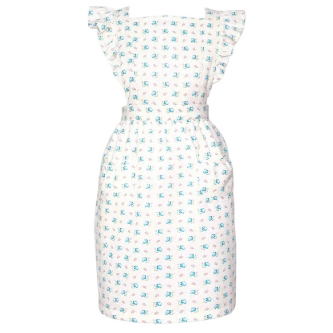GreenGate Schürze Frill Strap Rosalia Weiß mit blauem Blumenmuster und Rüschen an den Schulterträgern aus Baumwolle im skandinavischen Landhausstil