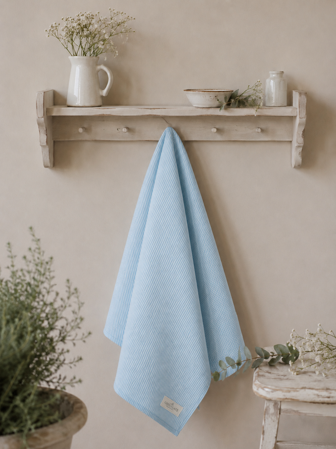 GreenGate Geschirrtuch Alicia Hellblau an vintage Wandregal im skandinavischen Landhausstil