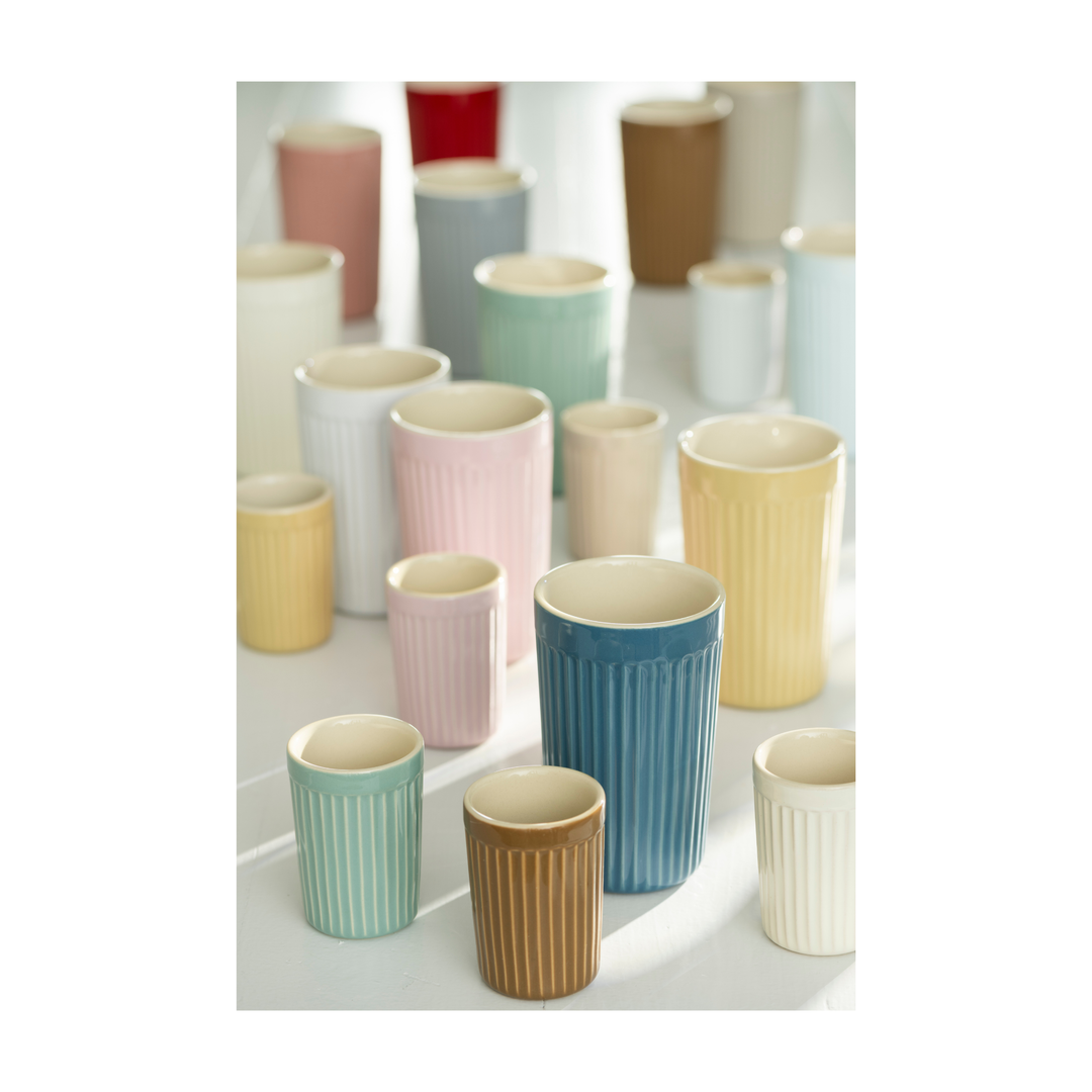 Detail Mynte Becher Cornflower mit Rillenstruktur mit anderen Farben