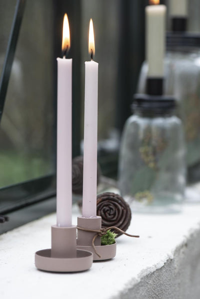 Dünne hohe Kerze, rosa malva