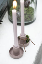 Dünne hohe Kerze, rosa malva