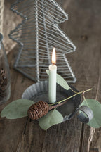 Dünne hohe Kerze, staubig grün