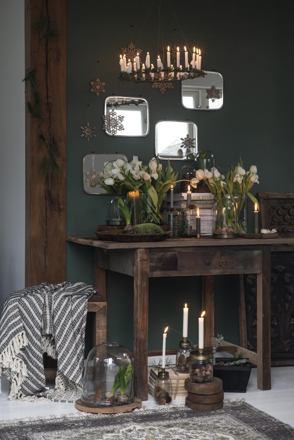 Dünne hohe Kerze, dunkelgrau