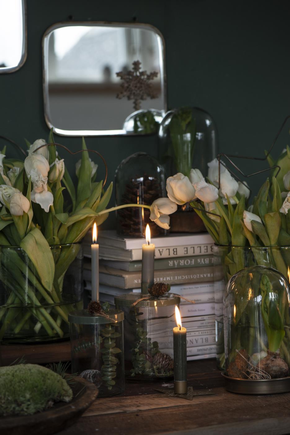 Dünne hohe Kerze, dunkelgrau