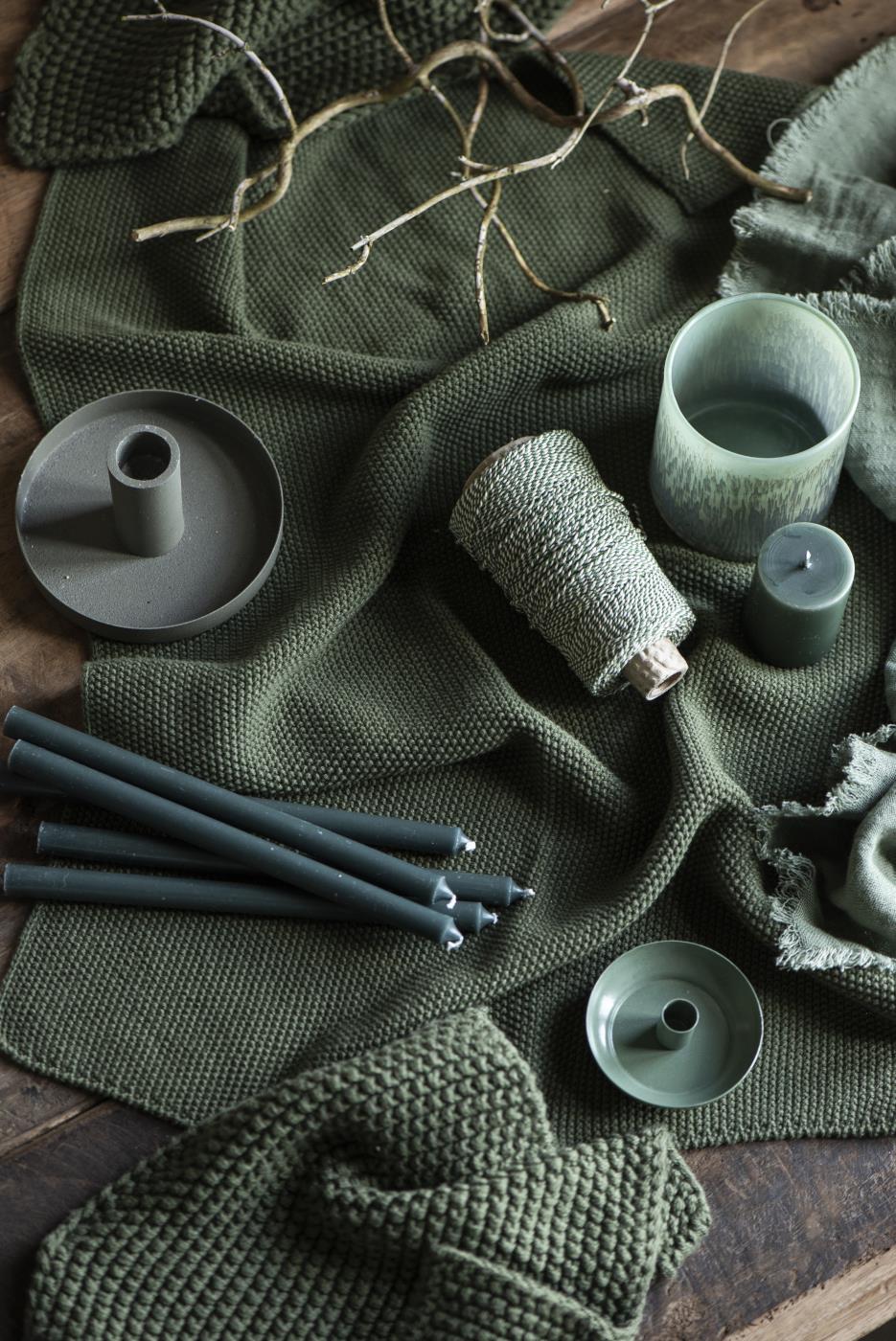 Dünne hohe Kerze, moosgrün